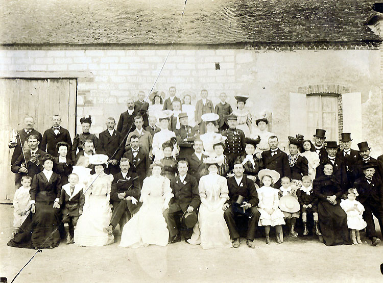 Un mariage en 1908, et les beaux vêtements de l'époque